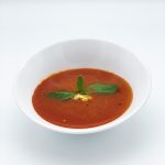 Tomatensuppe mit Pestorahm und frischem Basilikum