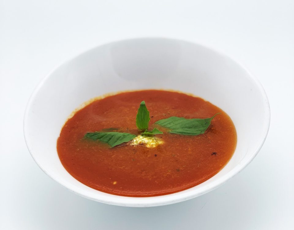 Tomatensuppe mit Pestorahm und frischem Basilikum
