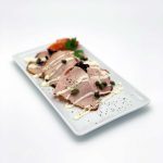 Vitello Tonnato aus Kalbsfleisch mit Thunfischrahm und Kapern