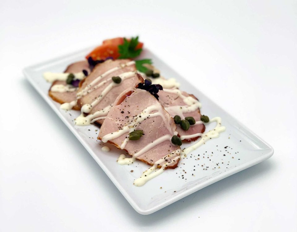 Vitello Tonnato aus Kalbsfleisch mit Thunfischrahm und Kapern